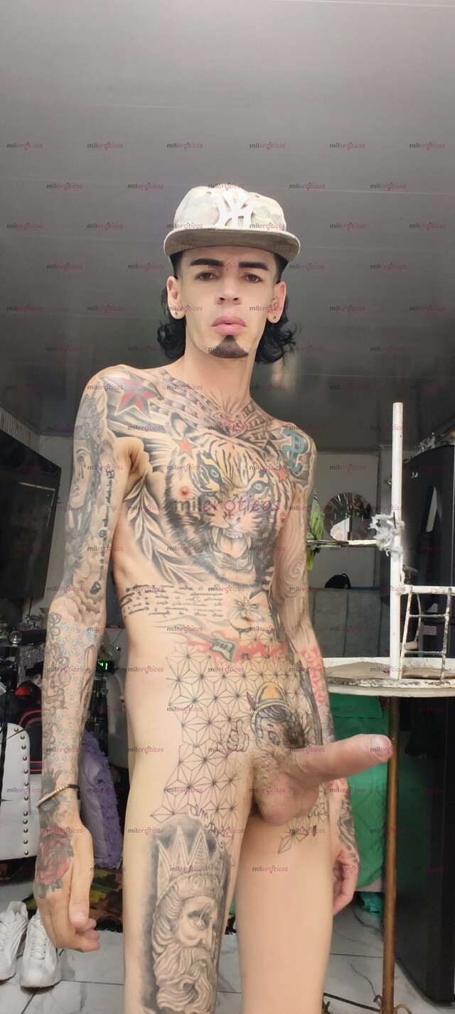 FOTOS DE FLACO ACTIVO BLANCO TATUADO SERIO RESERVADO