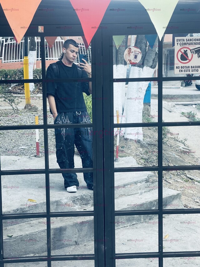 FOTOS DE JOVEN DISCRETO SERIO Y VARONIL CON GANAS DE COMPLACERTE