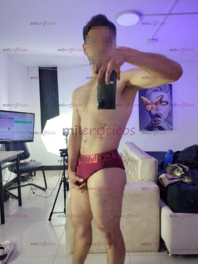 FOTOS DE MORENO ATLETICO, JOVEN. CON LA VERGA BIEN DURA Y LLENA DE LECHE