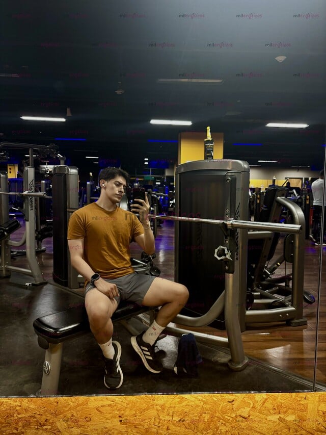 FOTOS DE ALEC DISCRETO, ATENTO Y MUY COMPLACIENTE