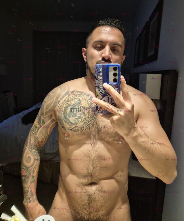 FOTOS DE ACTIVO. MASCULINO. FETICHISTA Y DOMINANTE.