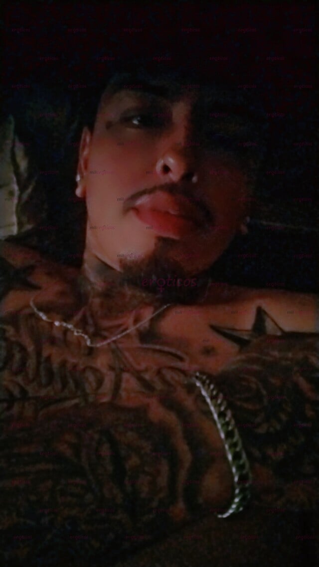 FOTOS DE CHACAL ALTO GUAPO TATUADO MMH Y PERLAS EN EL PENE