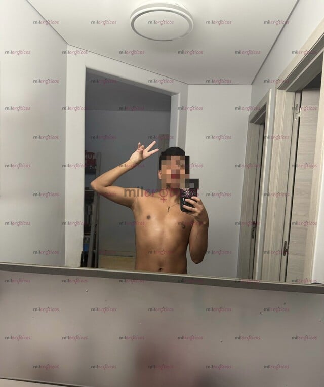 FOTOS DE JOVEN CACHONDO Y CALIENTE TWINK DELGADO CON GANAS DE PASARLA MUY RICO