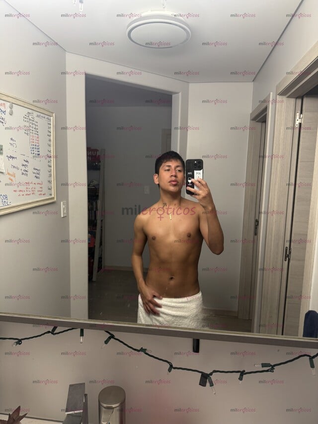 FOTOS DE JOVEN CACHONDO Y CALIENTE TWINK DELGADO CON GANAS DE PASARLA MUY RICO