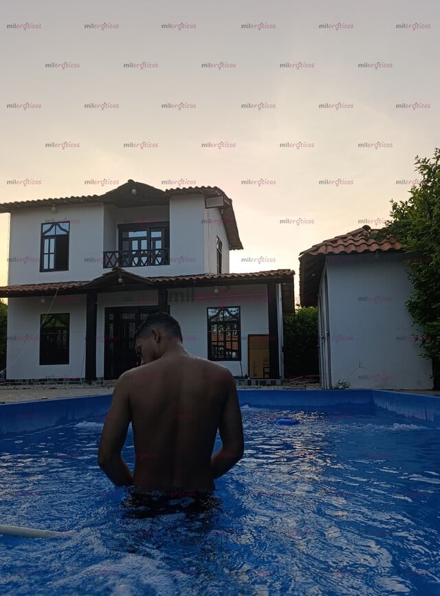 FOTOS DE CHICO LINDO DE CUERPO ATLÉTICO DISPUESTO A SATISFACER TUS NECESIDADES