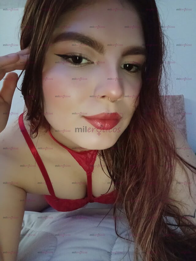 FOTOS DE PELIRROJA ELEGANTE, COQUETA Y LLENA DE ACTITUD.