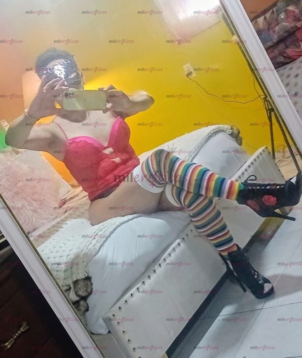 FOTOS DE DOMINATIX CON SU LÁTIGO DE PLACER O LA PELOTA LAMBE CULOSA