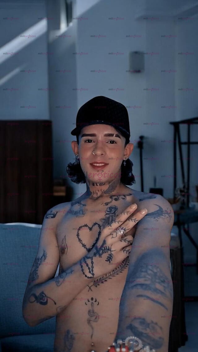 FOTOS DE JOVEN VERSÁTIL TATUADO CON BUENA VERGA Y NALGA