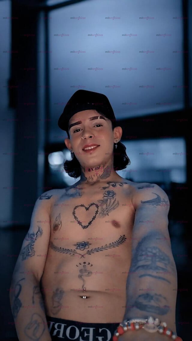 FOTOS DE JOVEN VERSÁTIL TATUADO CON BUENA VERGA Y NALGA
