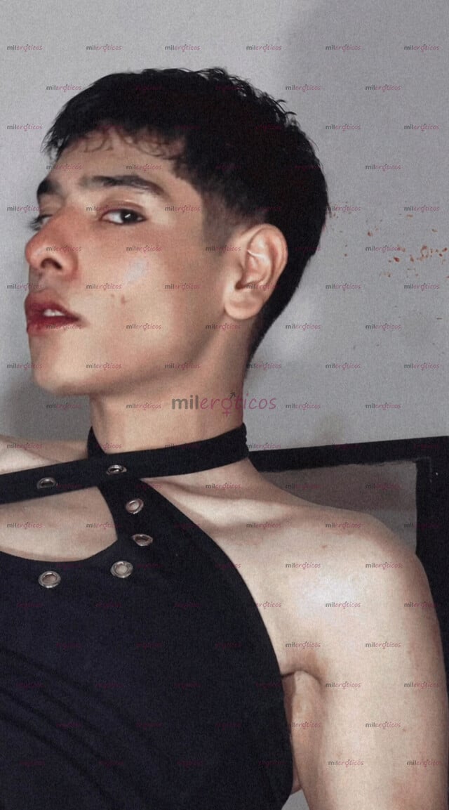 FOTOS DE PRETTY FEMBOY RELAJADO CON INTENCIONES PELIGROSAS