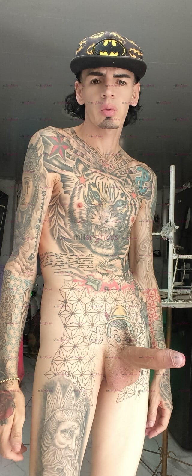 FOTOS DE FLACO ACTIVO MORBOSO CON TATUAJES Y SITIO RESERVADO