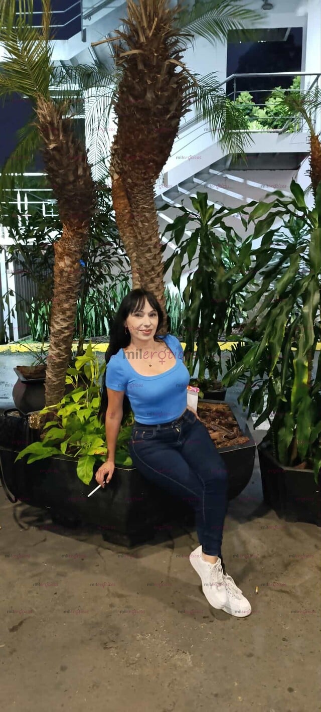 FOTOS DE UNA DIOSA HERMOSA, VOLUPTUOSA, BLANCA CABELLO NEGRO Y MUY HOT