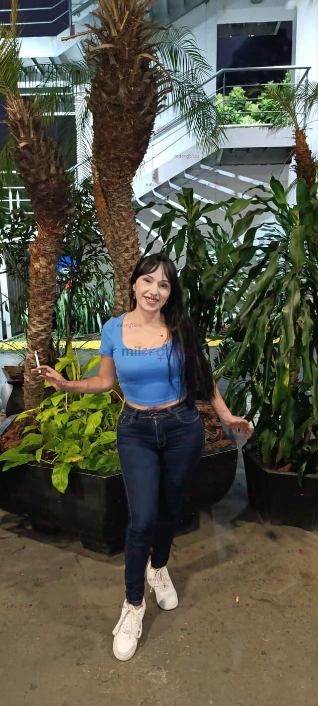 FOTOS DE UNA DIOSA HERMOSA, VOLUPTUOSA, BLANCA CABELLO NEGRO Y MUY HOT