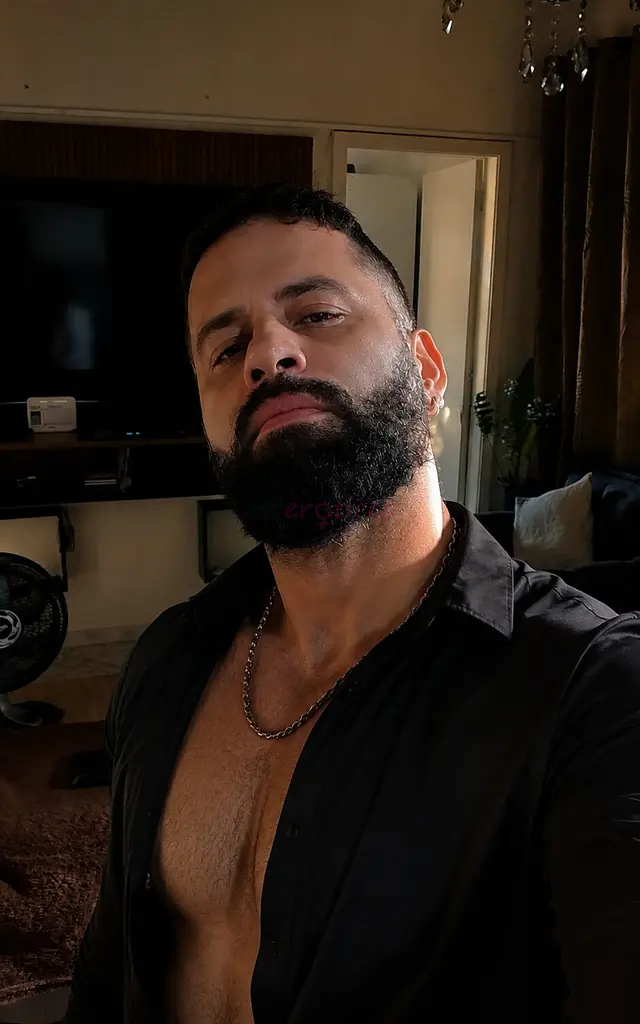 Sou o tipo de homem que nao precisa chamar atencao para ser notado presenca marcante postura mascula e uma combinacao rara entre inteligencia discrica...
