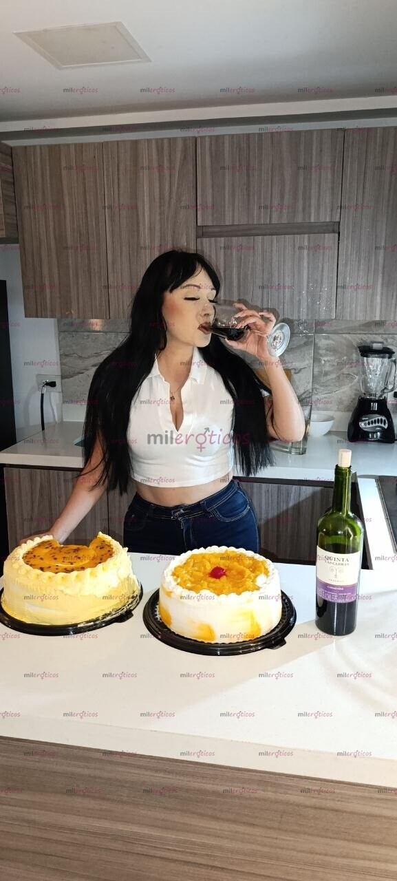 FOTOS DE UNA DIOSA HERMOSA, VOLUPTUOSA, BLANCA CABELLO NEGRO Y MUY HOT