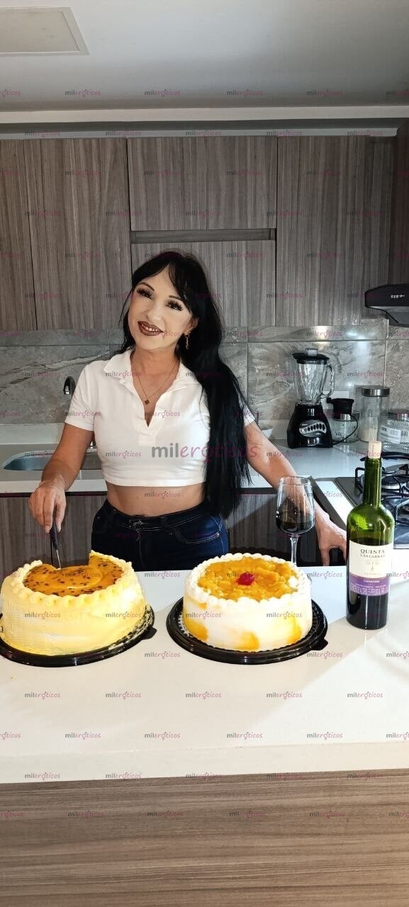 FOTOS DE UNA DIOSA HERMOSA, VOLUPTUOSA, BLANCA CABELLO NEGRO Y MUY HOT