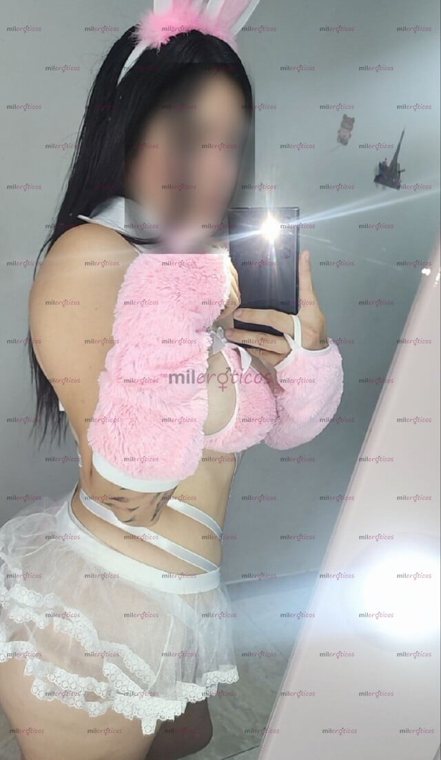 FOTOS DE PELINEGRA HERMOSA DE PIEL BLANCA Y SUAVE, OJOS CLAROS Y CANDENTES