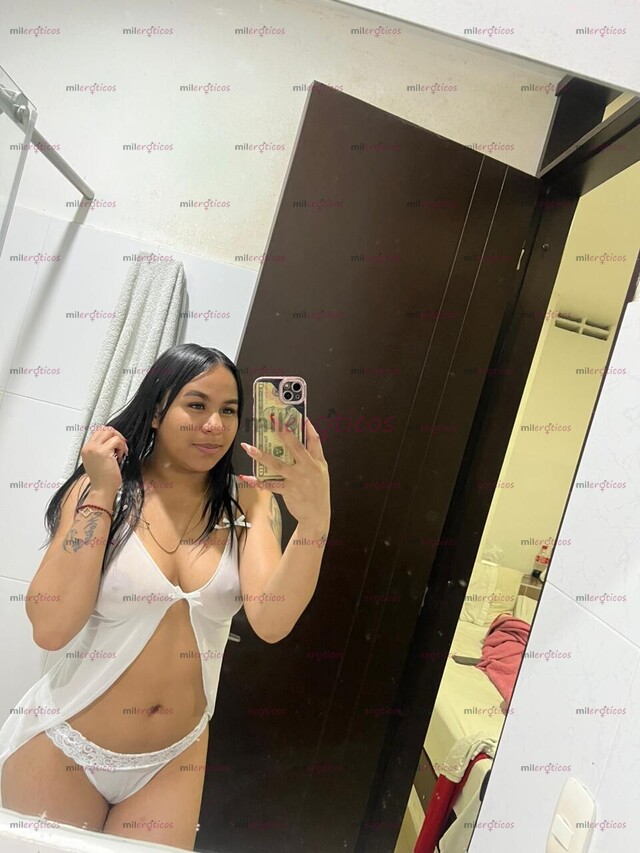 FOTOS DE MORENITA RICA CURVIS CALIENTE Y ARDIENTE EN LA CAMA DESEOSA DE SEXO