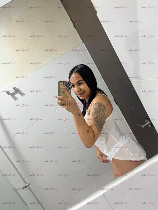 FOTOS DE MORENITA RICA CURVIS CALIENTE Y ARDIENTE EN LA CAMA DESEOSA DE SEXO