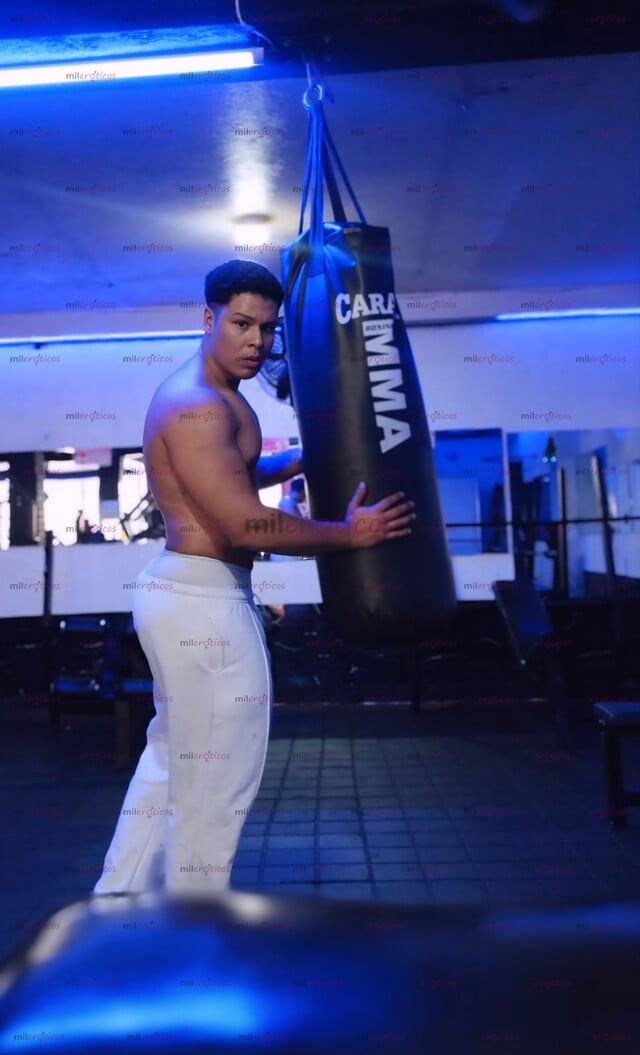 FOTOS DE DIEGO AFROLATINO DE CULO GRANDE, CON VERGA DE 25CM