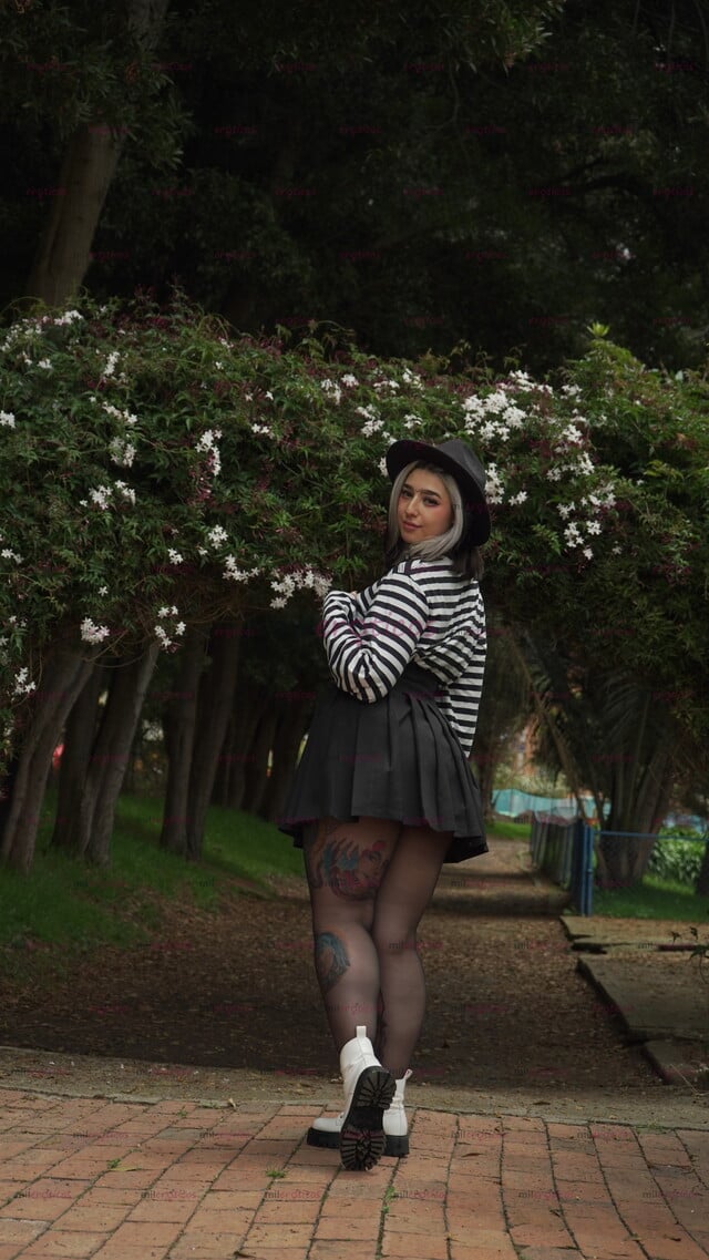 FOTOS DE TATUADA, SEXY Y DE PIERNAS GRANDES ESPERA PARA JUGAR