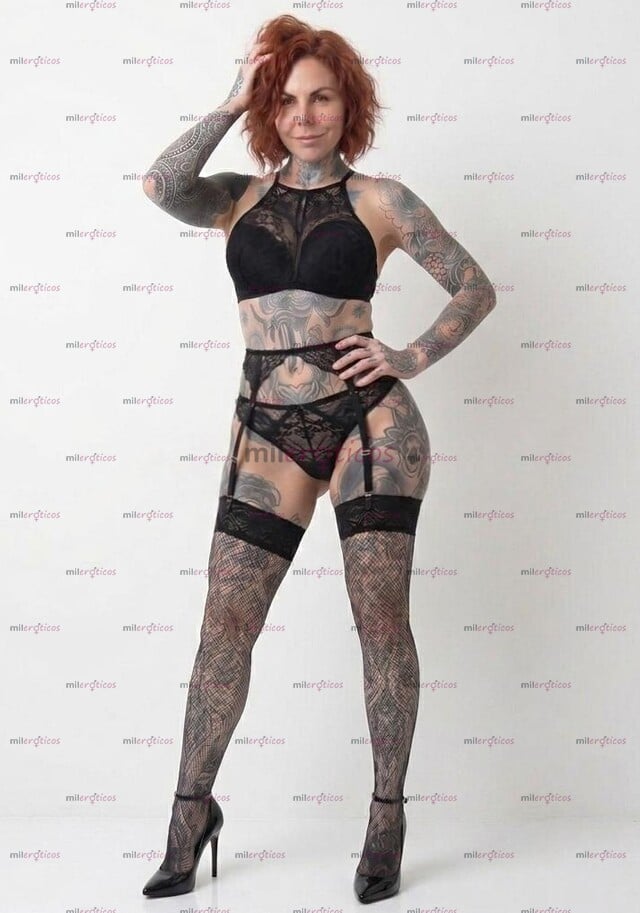 FOTOS DE MAMASOTA TATUADA CON PIERCINGS ERÓTICOS Y LENGUA BÍFIDA APTO EN GALERIAS