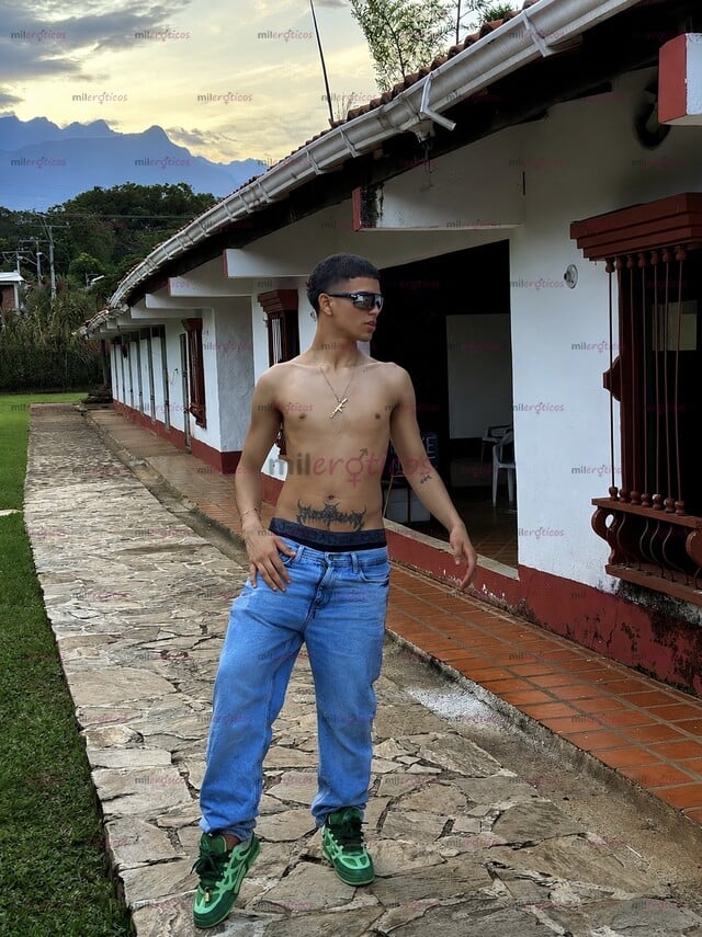FOTOS DE MORE THAN HANDSOME, IMPOSSIBLE TO IGNORE SI