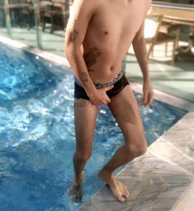 Atendimento masculino discreto com postura profissional e foco em proporcionar uma experiencia confortavel segura e personalizada jovem educado higien...