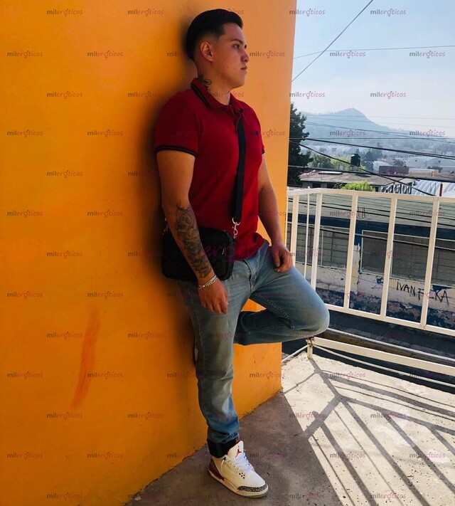 FOTOS DE JOVEN GUAPO GÜERO ALTO TATUADO FORNIDO Y CON BUENA HERRAMIENTA CON PERLAS