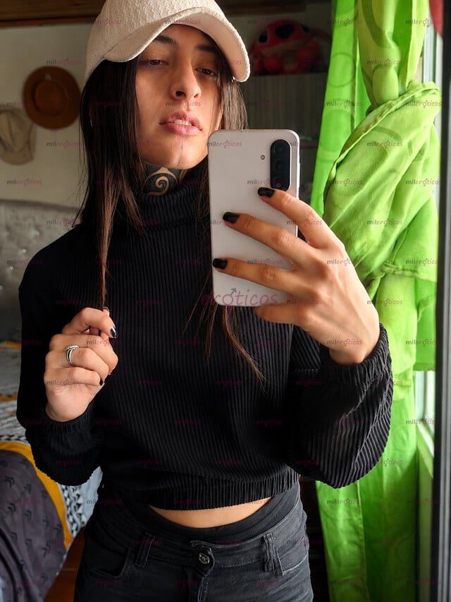 FOTOS DE SOLO UNA CHICA INTENTANDO VERSE LINDA MIENTRAS SOBREVIVE AL CAOS