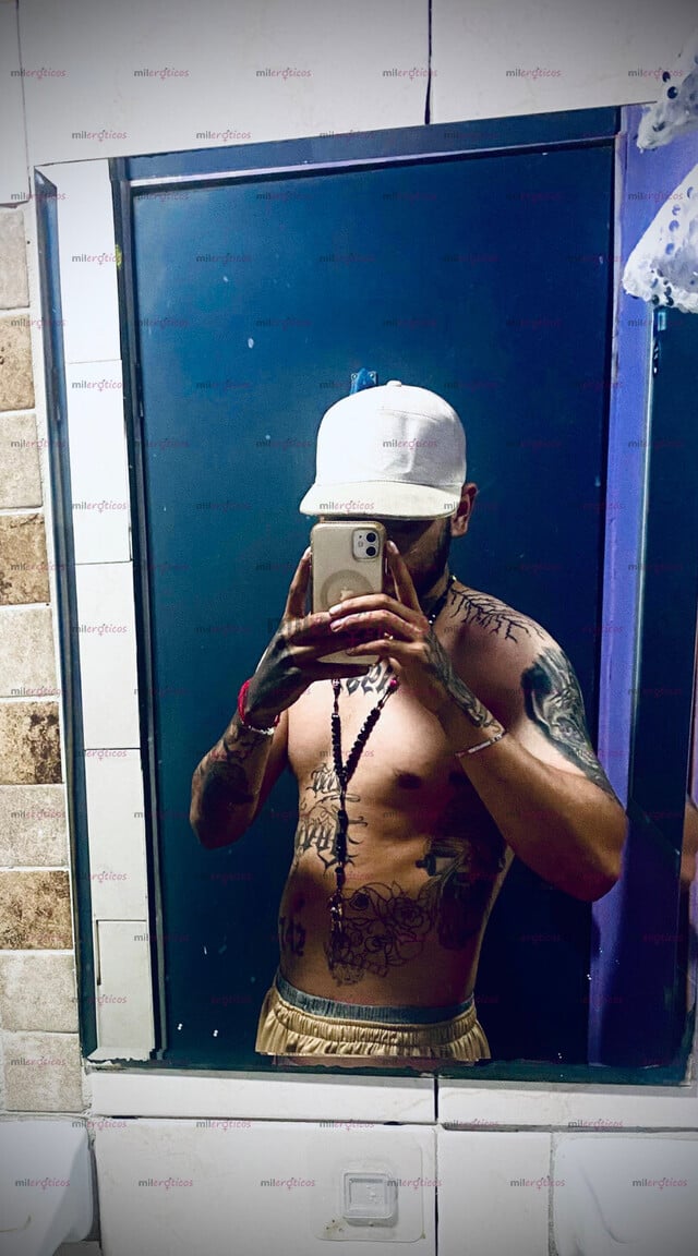 FOTOS DE JOVEN TATUADO Y CARISMÁTICO DISPUESTO A CUMPLIR TUS FANTASÍAS