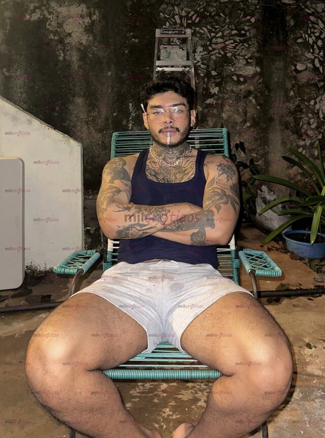 FOTOS DE GUAPO TATUADO CON LA VERGA GORDA Y PELUDA. SOLO SOLVENTES