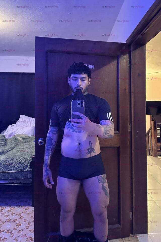 FOTOS DE GUAPO TATUADO CON LA VERGA GORDA Y PELUDA. SOLO SOLVENTES