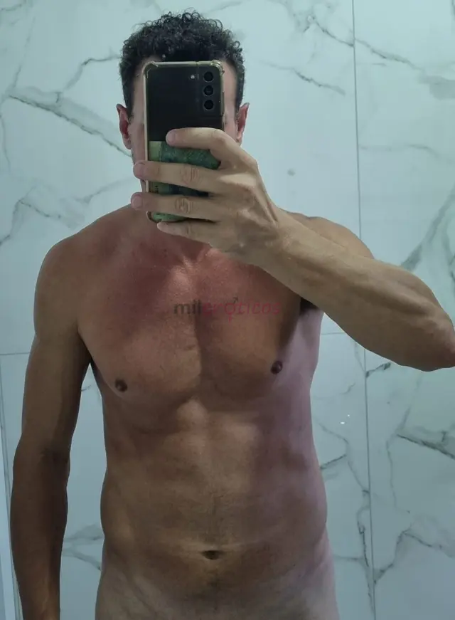 Prazer companhia e discricao quer viver momentos intensos leves e sem julgamentos sou um homem elegante cheiroso educado e muito atencioso pronto para...