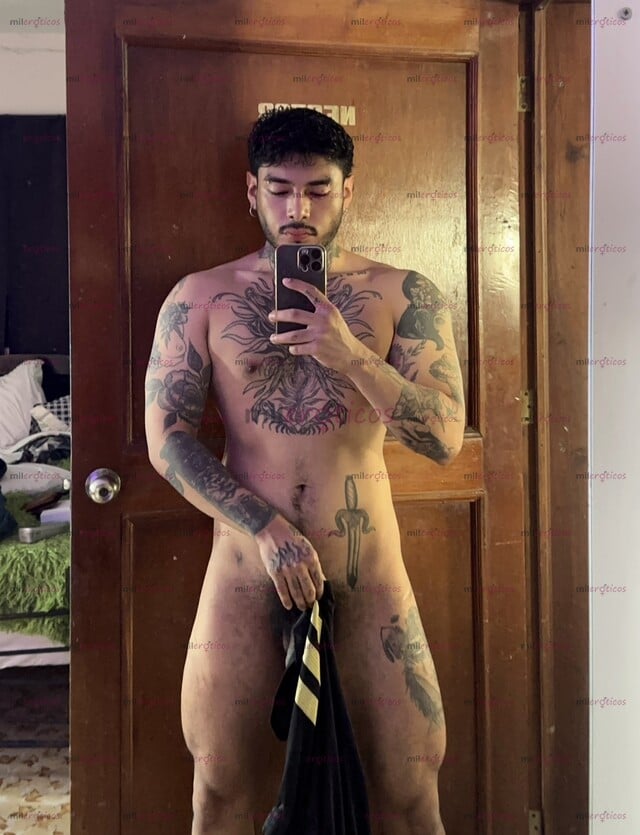 FOTOS DE GUAPO TATUADO CON LA VERGA GORDA Y PELUDA. SOLO SOLVENTES
