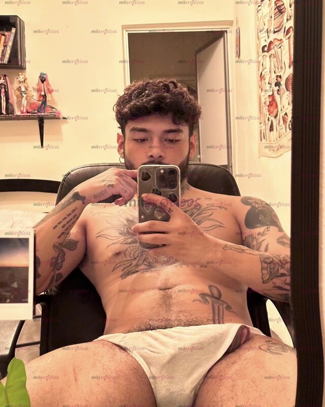 FOTOS DE GUAPO TATUADO CON LA VERGA GORDA Y PELUDA. SOLO SOLVENTES