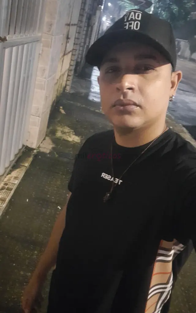Ola amores meu nome e rafael tenho 28 anos nao tenho local so atendo em motel ou na sua residencia sou roludo bem safado atendo pessoalmente tbm vendo...