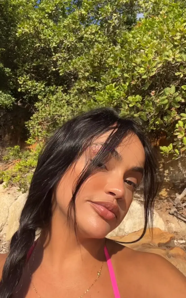 Oi amorzinhos sejam bem vindos ao meu perfil sou a gabizinha modelo a mais de 3 anos na categoria virtual sou gostosa de peitao bundao e bucetinha mor...