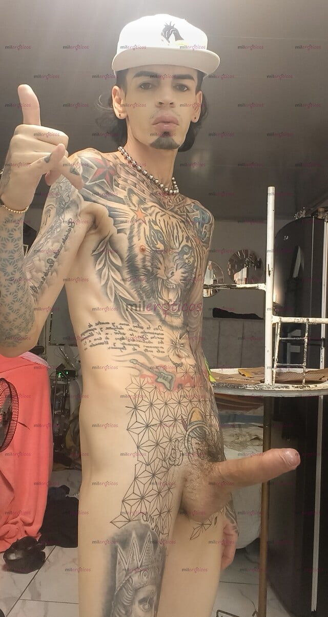 FOTOS DE FLACO ACTIVO BLANCO TATUADO SERIO RESERVADO
