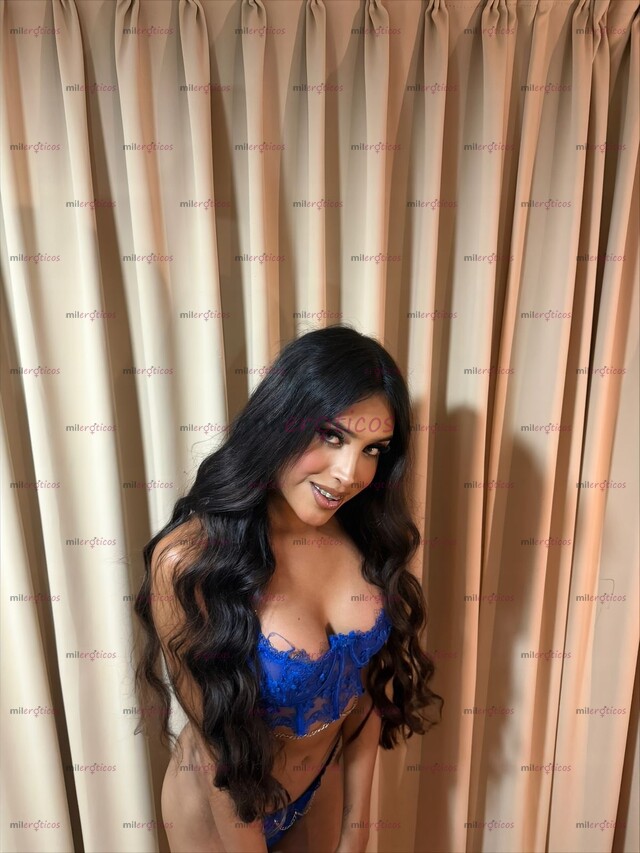 FOTOS DE KENDALL MORENA FIT DE FUEGO CANDENTE CON LUGAR