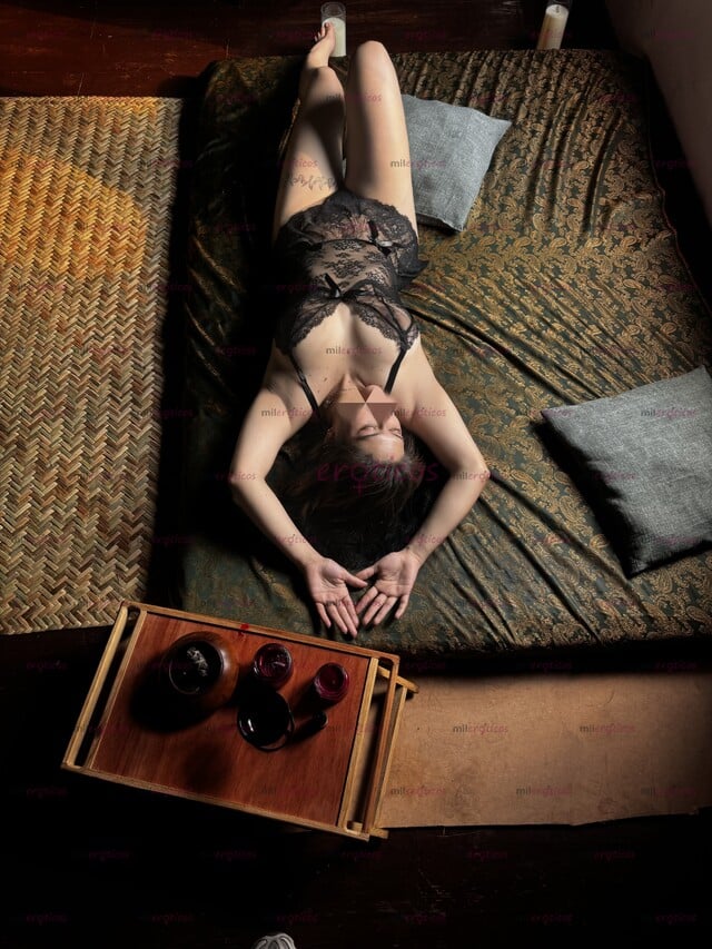 FOTOS DE DELICIOSA Y SÚPER CALIENTE MASAJISTA TANTRA