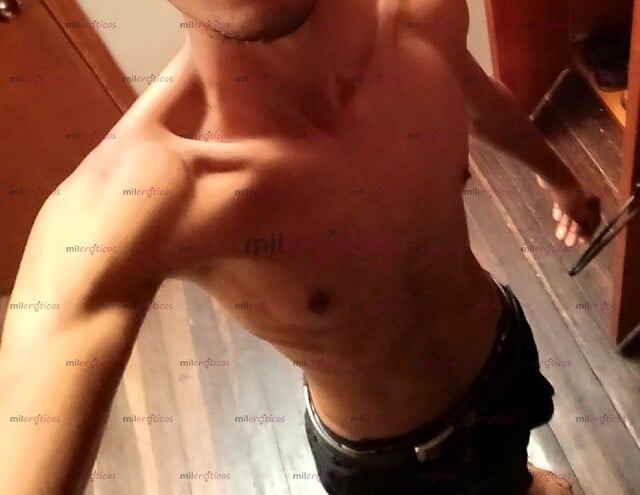 FOTOS DE VERSATIL COMPLACIENTE, JOVEN Y DIVERTIDO