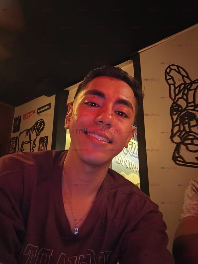 FOTOS DE JOVEN, GANOSO DE SATISFACER, VERSÁTIL DE MENTE ABIERTA, CHICO SERIO Y DECIDIDO