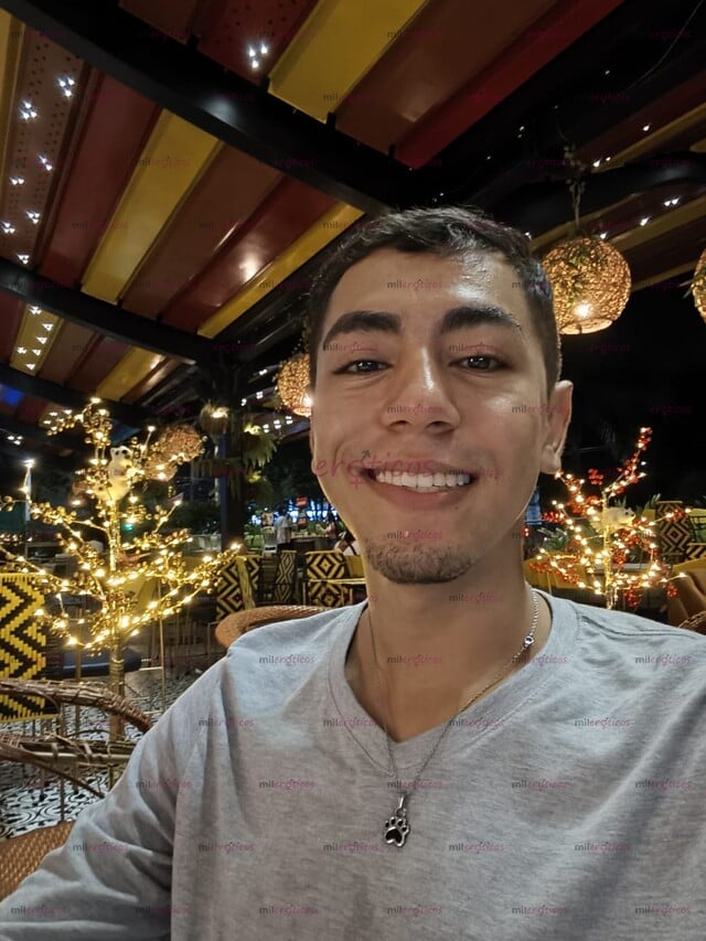 FOTOS DE JOVEN, GANOSO DE SATISFACER, VERSÁTIL DE MENTE ABIERTA, CHICO SERIO Y DECIDIDO
