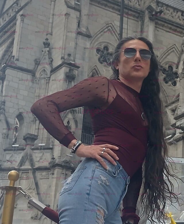 FOTOS DE PIES DE REINA PARA QUE DISFRUTES CHUPANDOLOS DEDITOS OLIENDO Y LAMIENDO RICO