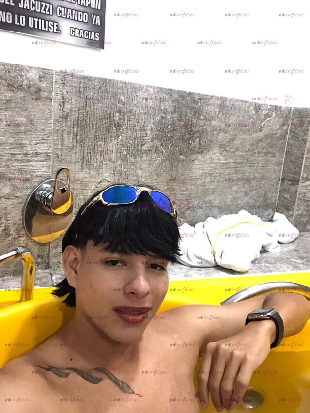 FOTOS DE YOUR POWERFULL BOY: POLLO JOVEN Y VERSÁTIL DISPUESTO HA COMPLACERTE