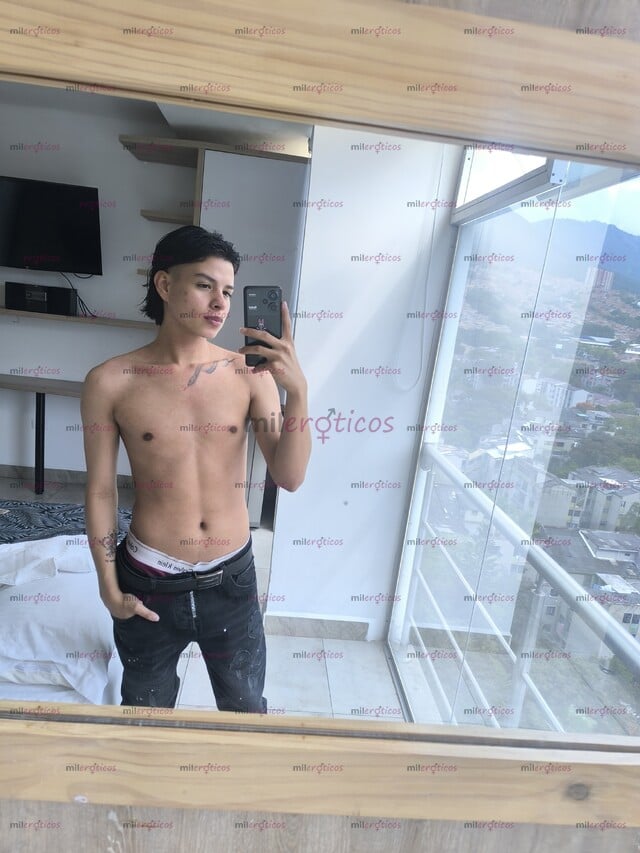 FOTOS DE YOUR POWERFULL BOY: POLLO JOVEN Y VERSÁTIL DISPUESTO HA COMPLACERTE