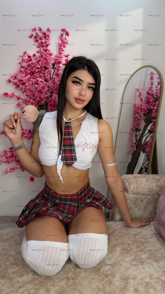 FOTOS DE GABY, HERMOSA BLANQUITA VIP DE CABELLO NEGRO HERMOSO CON COLITA PARADITA