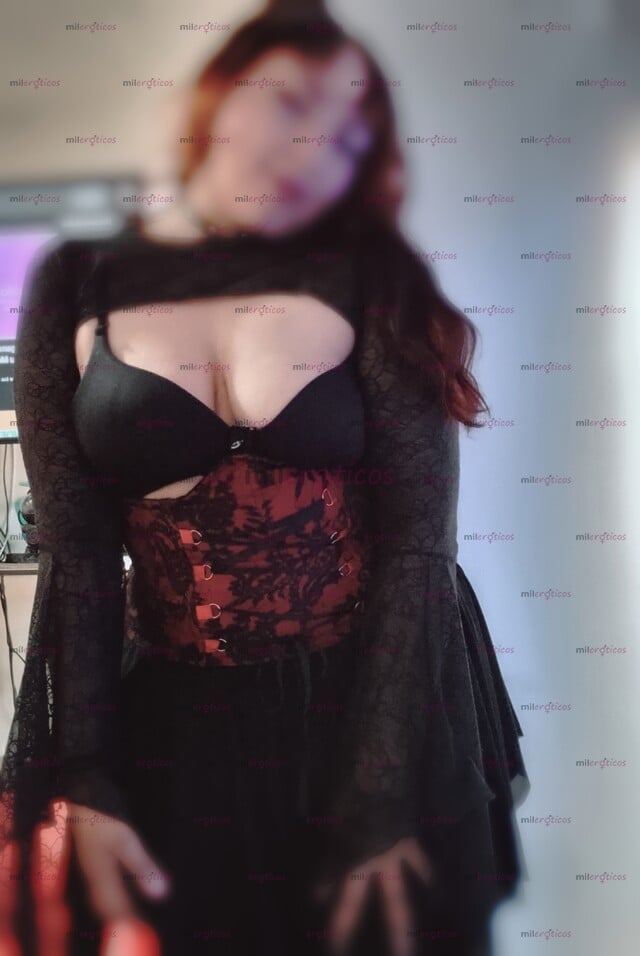 FOTOS DE CURVY Y GÓTICA. SI TE GUSTAN LOS CUERPOS REALES PERO SENSUALES.