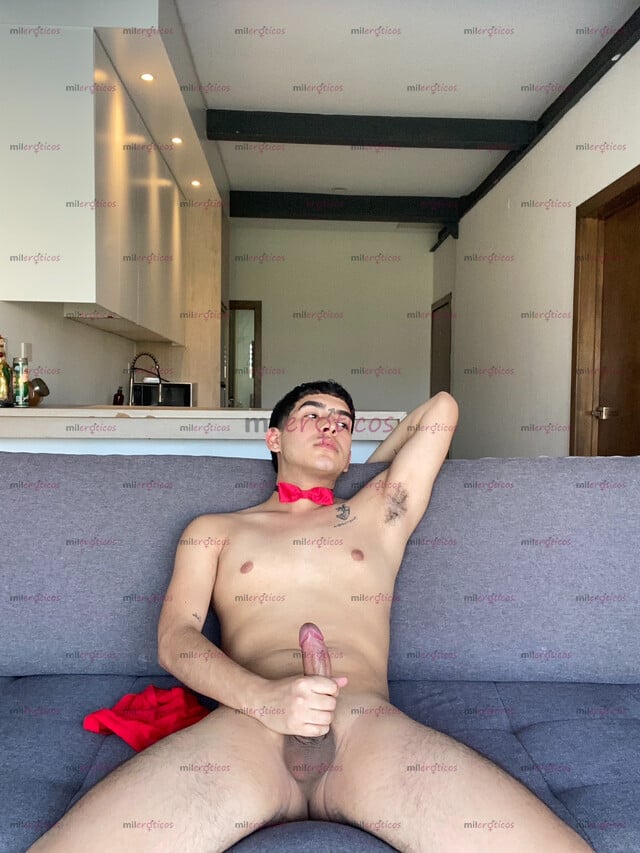 FOTOS DE JOVEN UNIVERSITARIO, DE BUENA VERGA Y BUEN CULO LISTO PARA COMPLACERTE